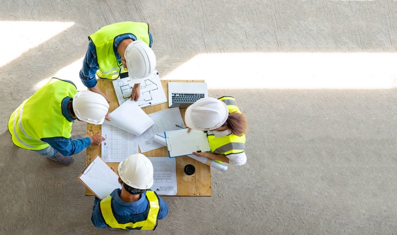Construction-workers-planning